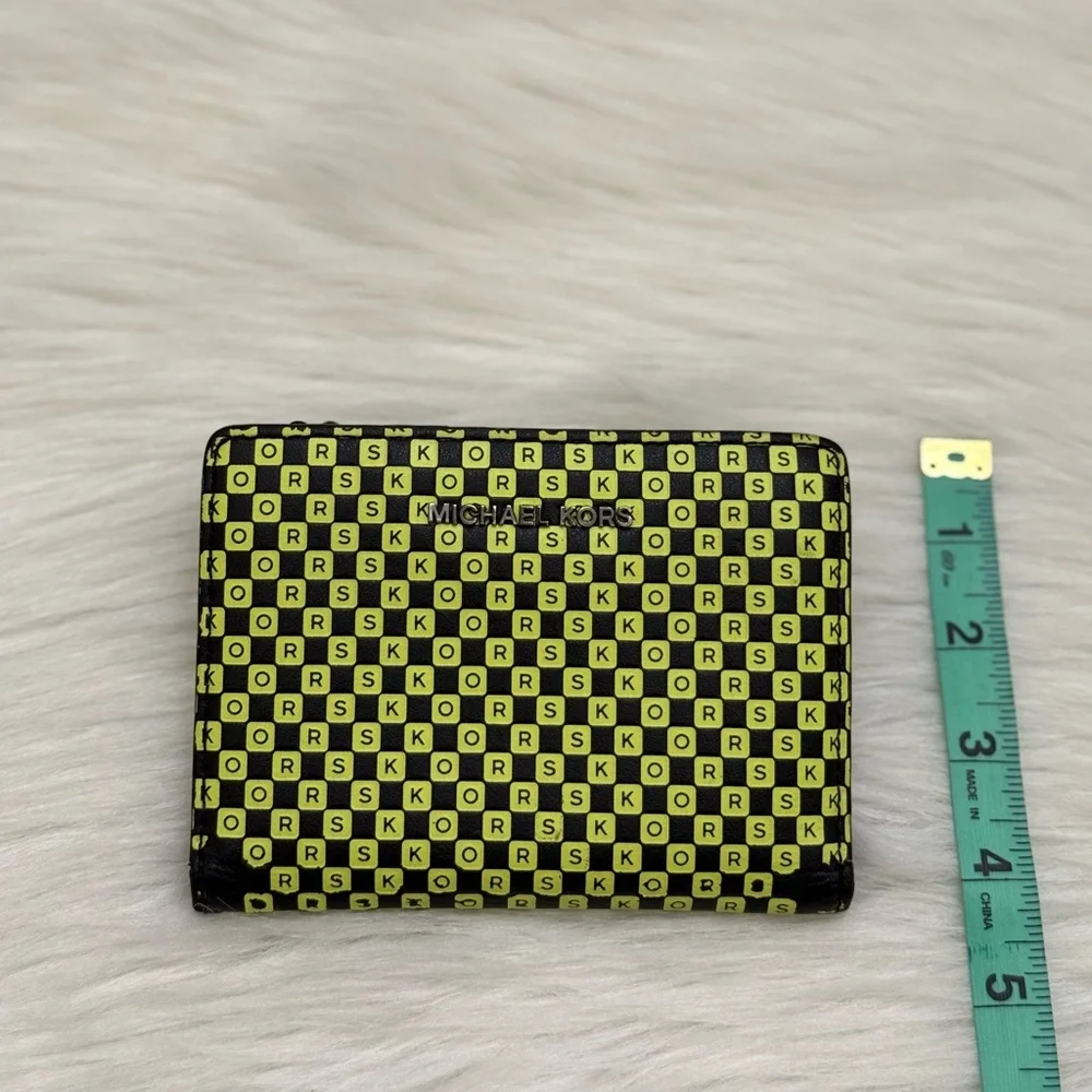 MICHAEL KORS - BLACK LIME GREEN LEATHER NYC TAXI JET SET BI-FOLD SNAP WALLET